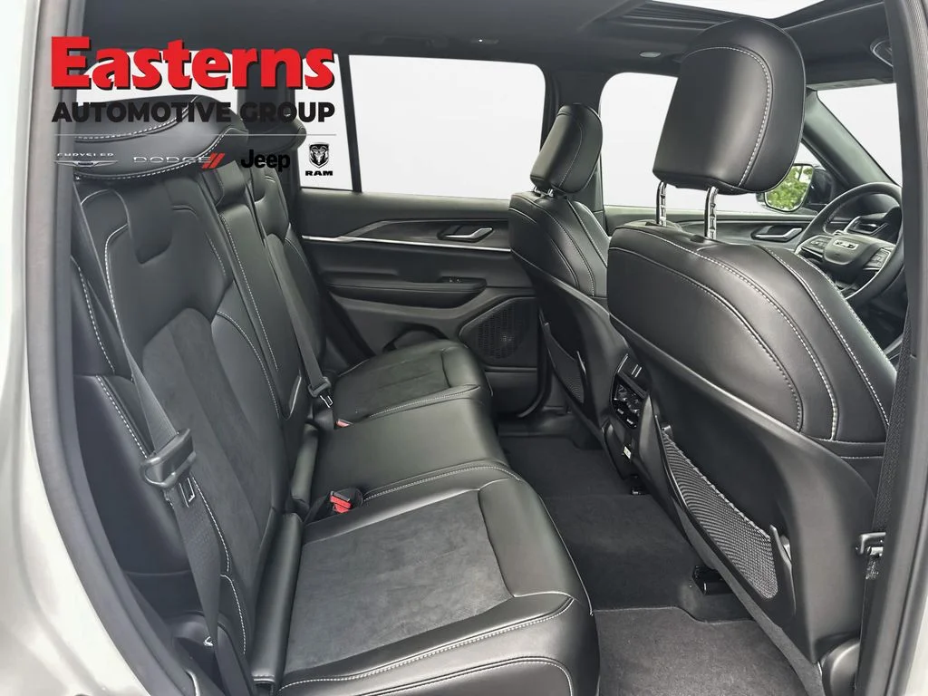 New 2026 Bright White Clear-Coat Exterior Paint Jeep Altitude image 23