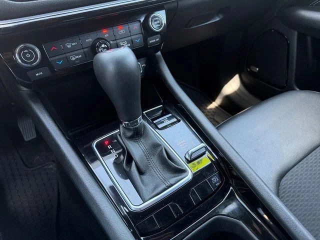 Used 2022 Gray Jeep Latitude image 20