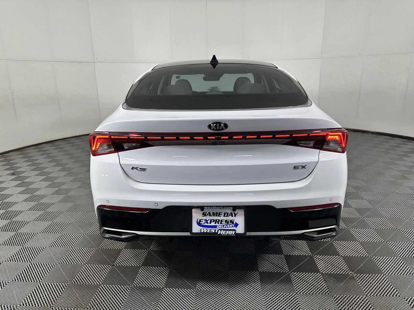 Used 2021 Glacial White Pearl Kia  image 27