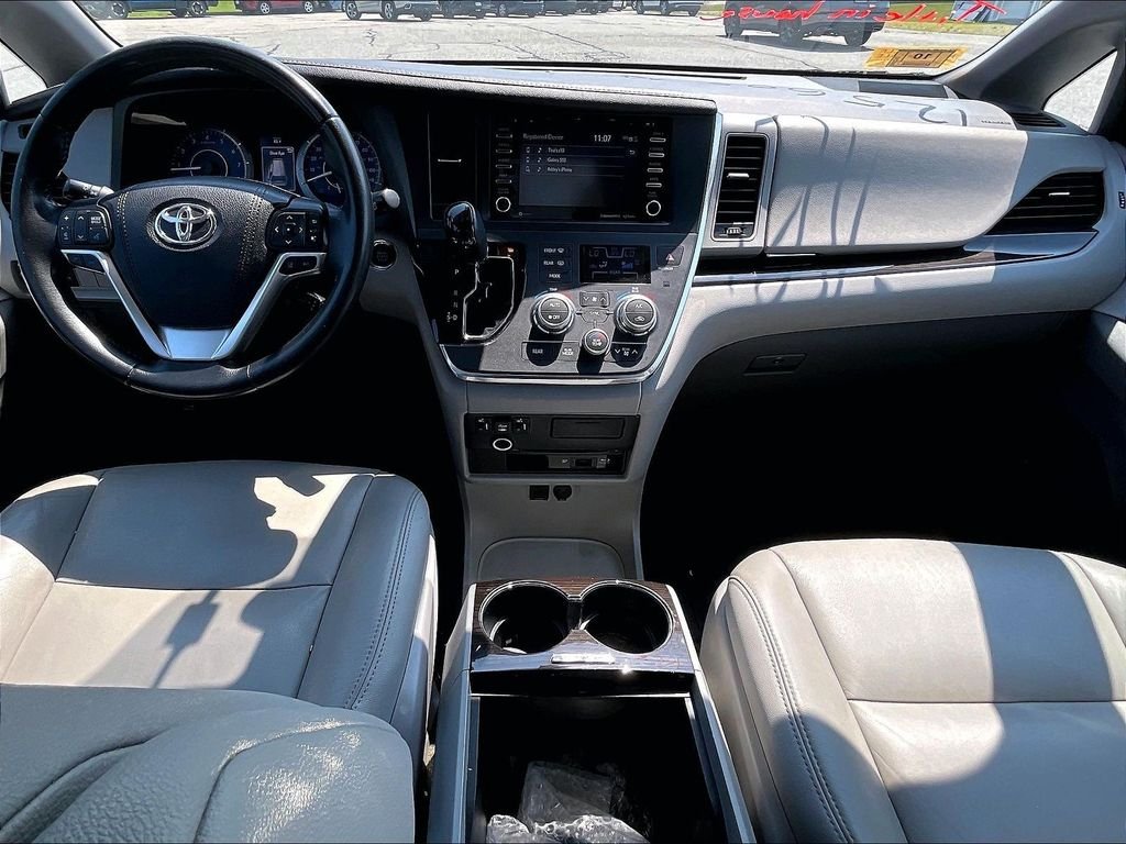 Used 2018 Beige Toyota XLE Premium image 22