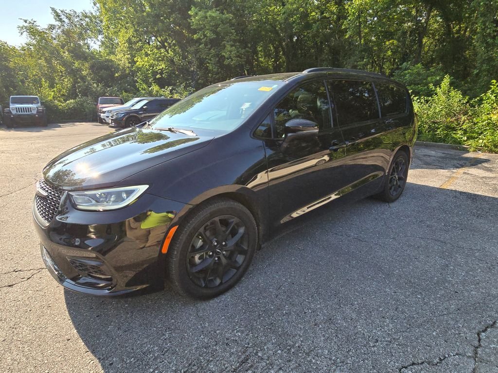 Used 2023 Chrysler Pacifica Touring L with VIN 2C4RC1BG7PR517648 for sale in Kansas City