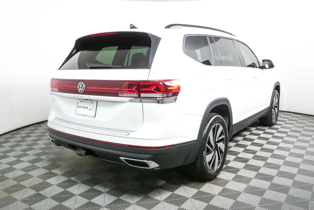 New 2026 Opal White Pearl Volkswagen 2.0T SE w/Technology image 3