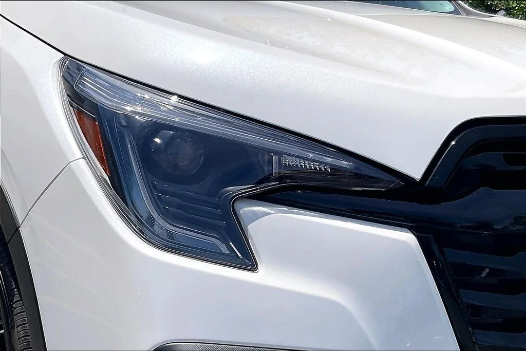 Used 2025 White Subaru Onyx Edition image 33
