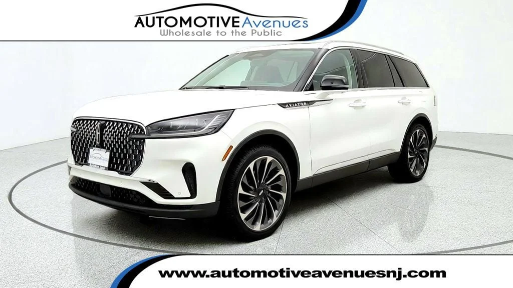 Used 2026 Pristine White Metallic Tri-Coat Lincoln Reserve AWD image 1