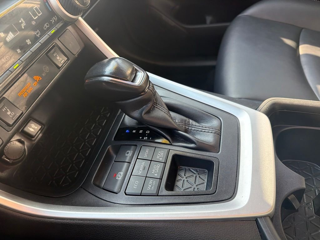 Used 2019 Silver Sky Metallic Toyota XLE Premium image 34