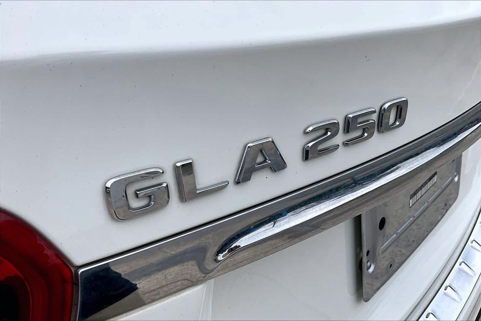 Used 2017 Cirrus White Mercedes-Benz GLA 250 image 30