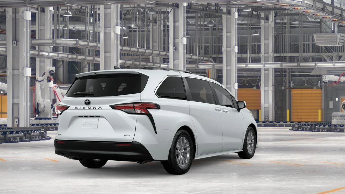 New 2026 Wind Chill Pearl Toyota XLE 8 Passenger image 9