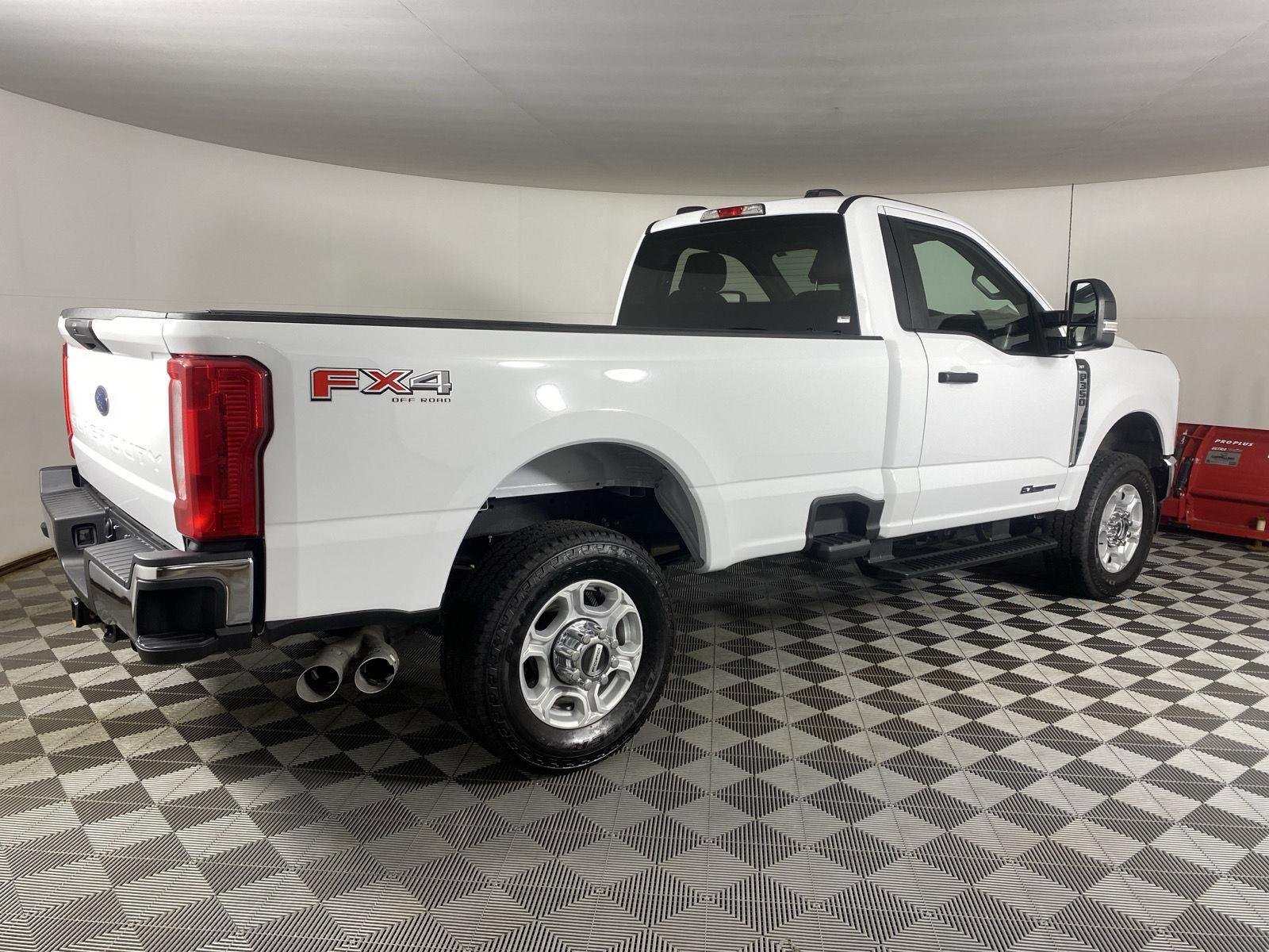 Used 2025 Oxford White Ford XLT image 30