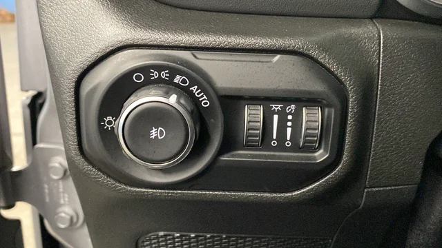 Used 2020 Billet Silver Metallic Jeep Unlimited Sahara image 28
