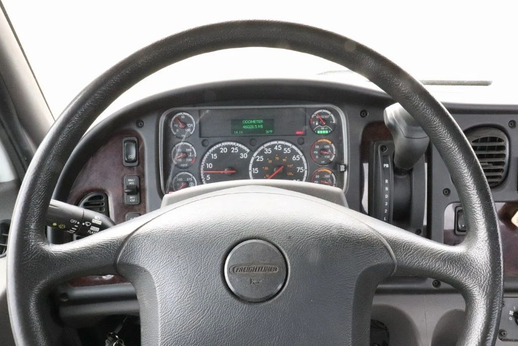 Used 2021  FREIGHTLINER M2 image 7