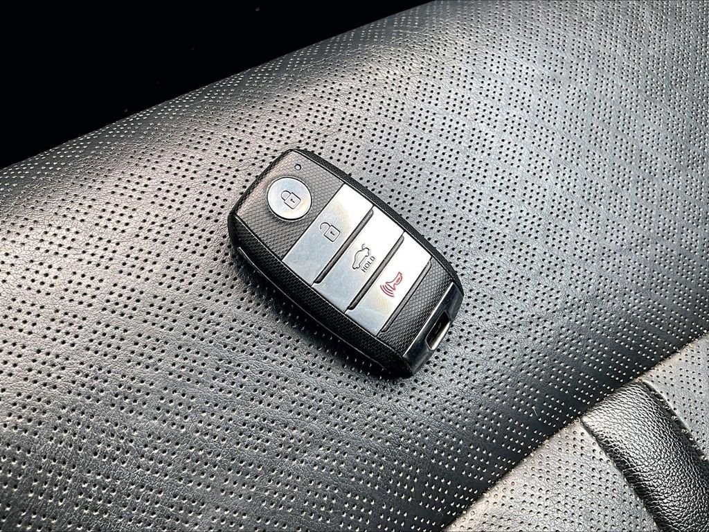 Used 2020 Silver Kia SE image 28