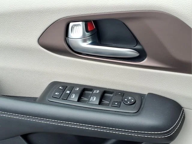 Used 2023  Chrysler LX image 17