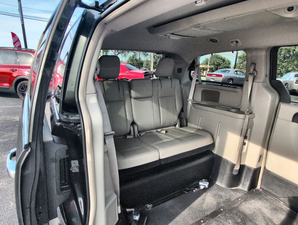 Used 2012 Gray Chrysler Touring-L image 18