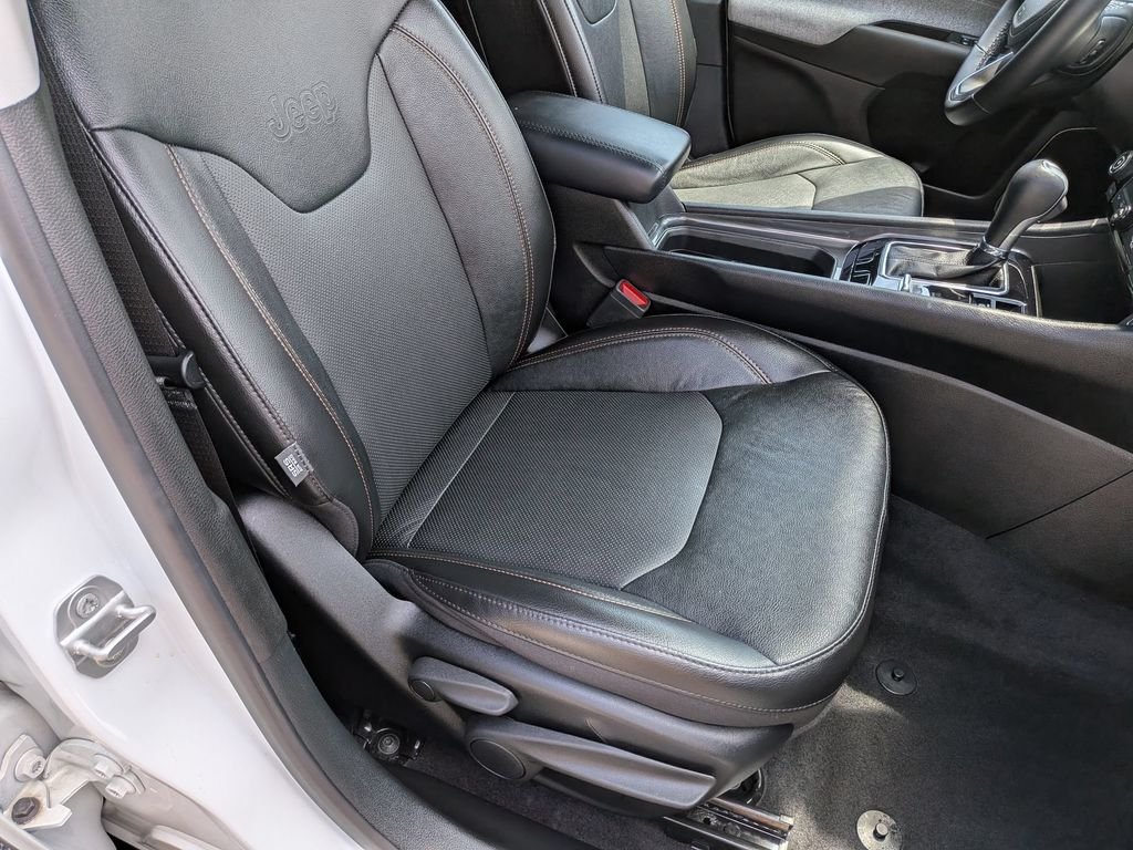 Used 2022 White Jeep Latitude Lux image 24