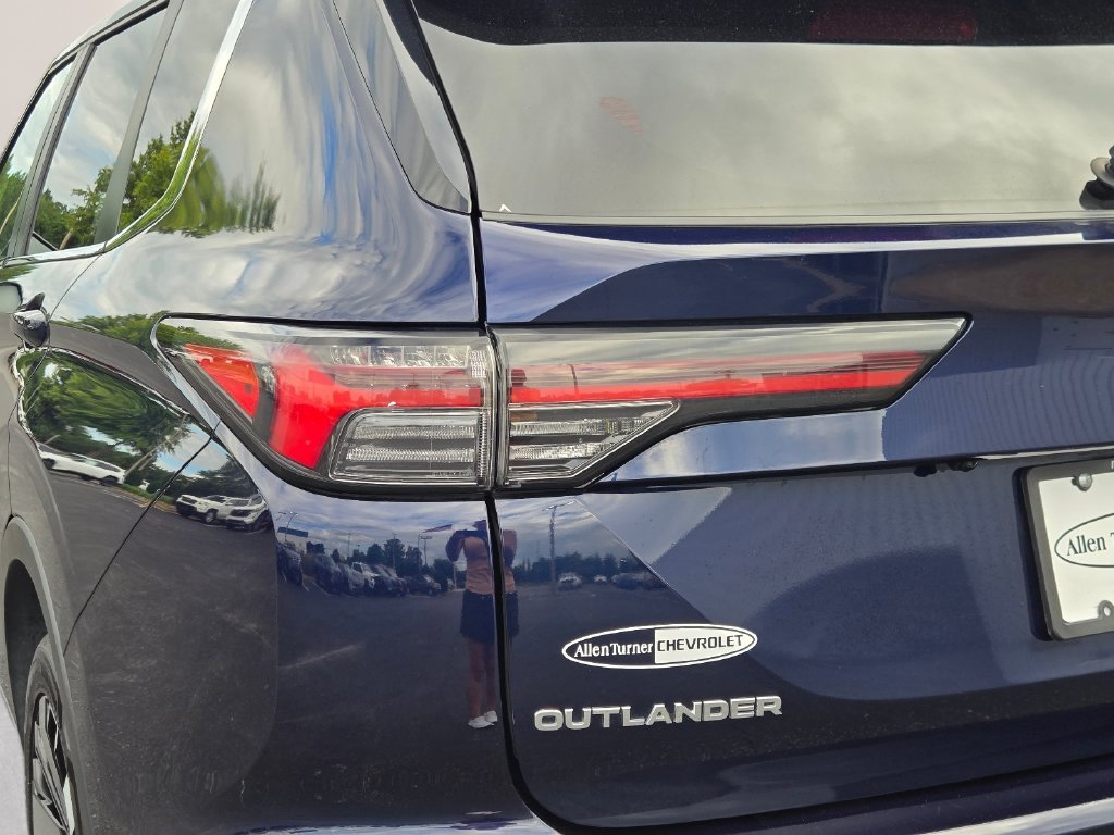 Used 2025 Blue Mitsubishi SE image 9