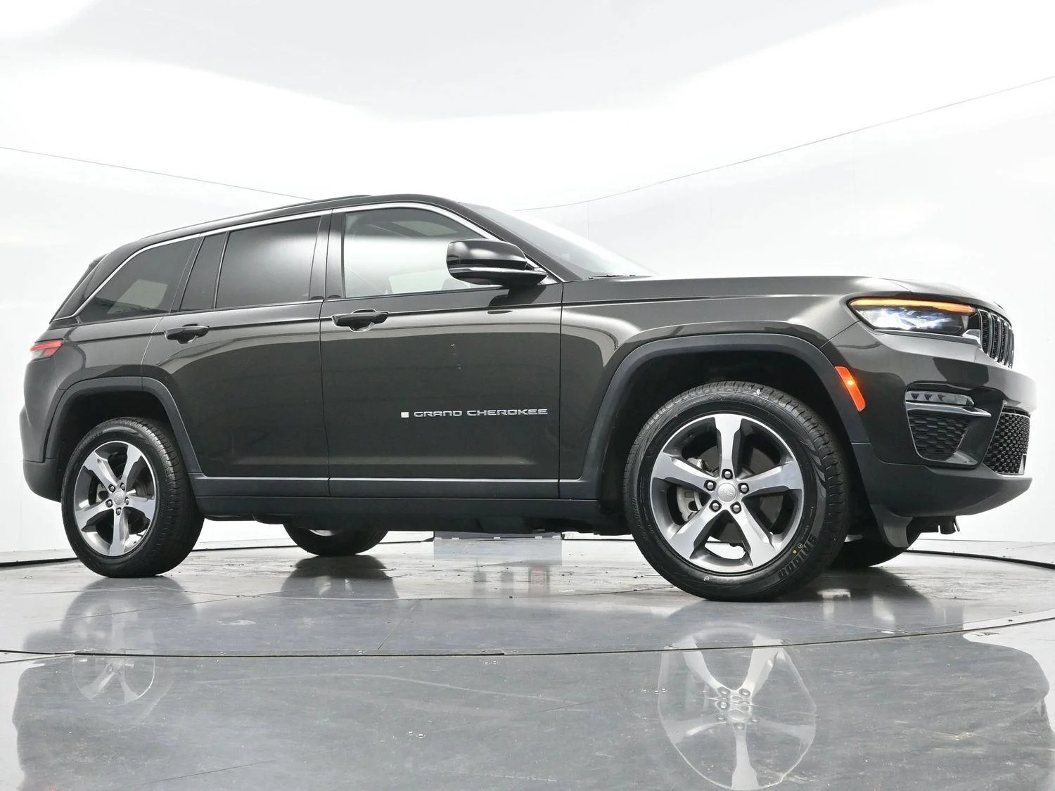 Used 2023 Rocky Mountain Pearlcoat Jeep 4xe image 46