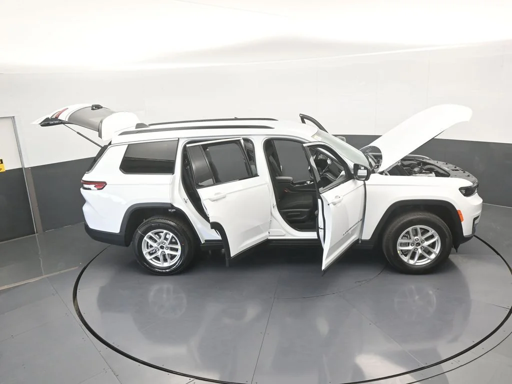 New 2026 Bright White Clear-Coat Exterior Paint Jeep Laredo image 65
