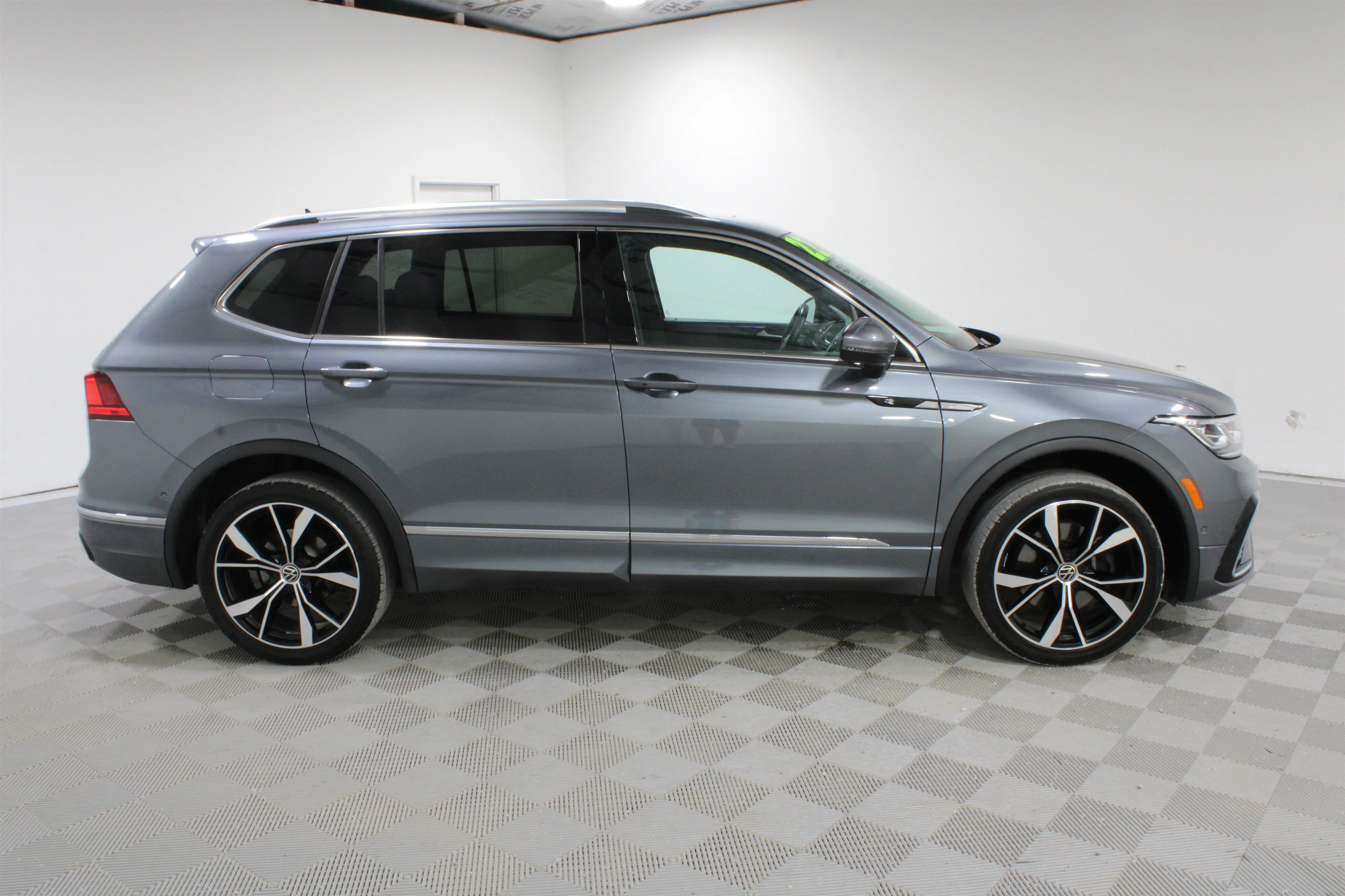 Used 2022 Gray Volkswagen SEL R-Line image 27