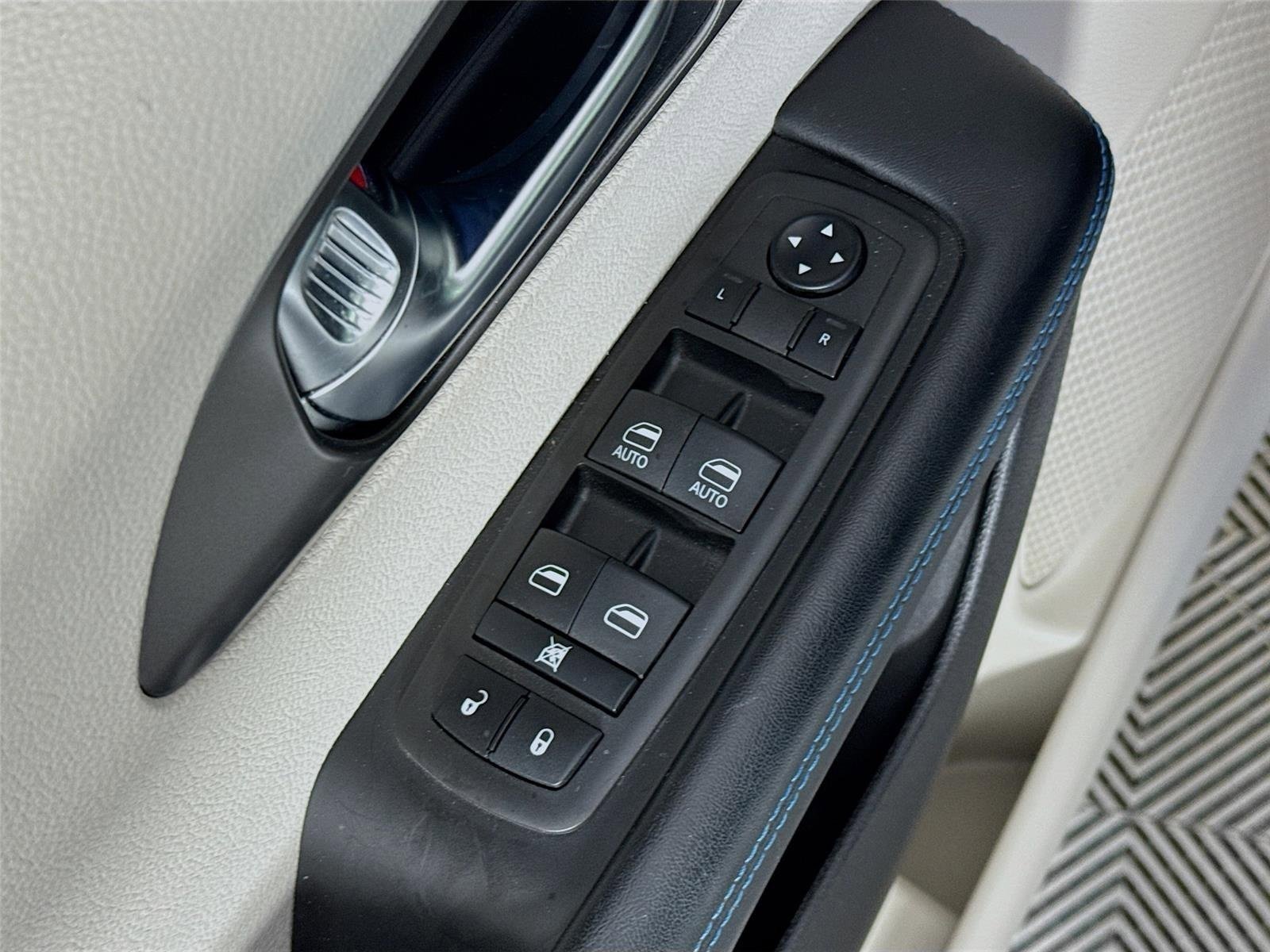 Used 2021 Bright White Clearcoat Chrysler Touring image 18