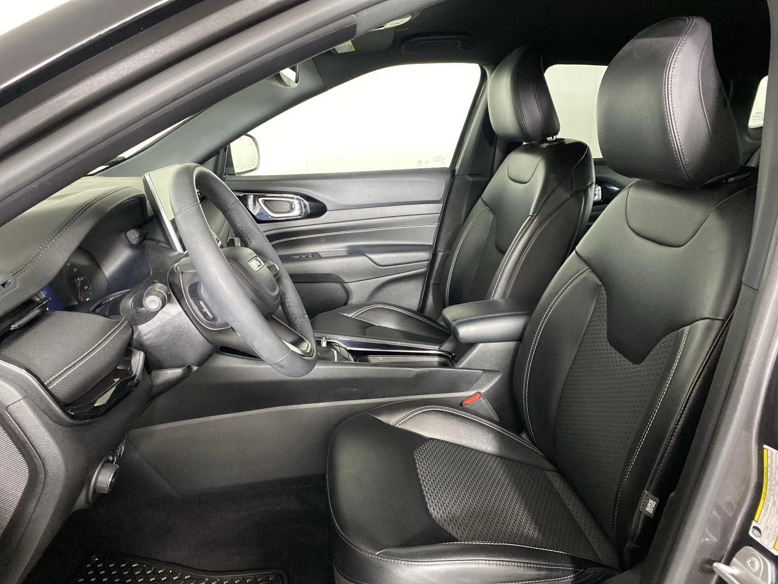 Used 2023 Granite Crystal Metallic Clearcoat Jeep Altitude image 13