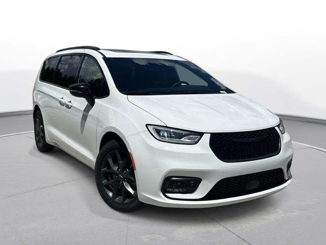 Used 2025 Bright White Clearcoat Chrysler Limited image 4