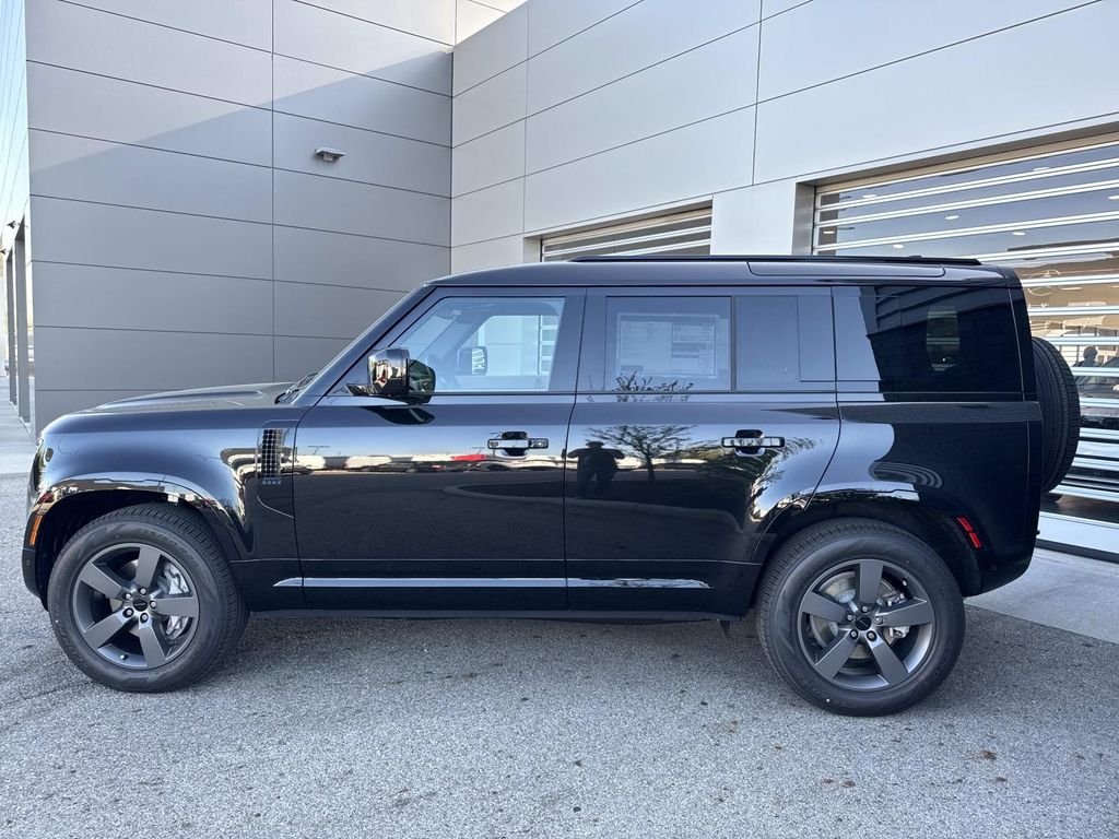 New 2026 Santorini Black Land Rover X-Dynamic SE image 4