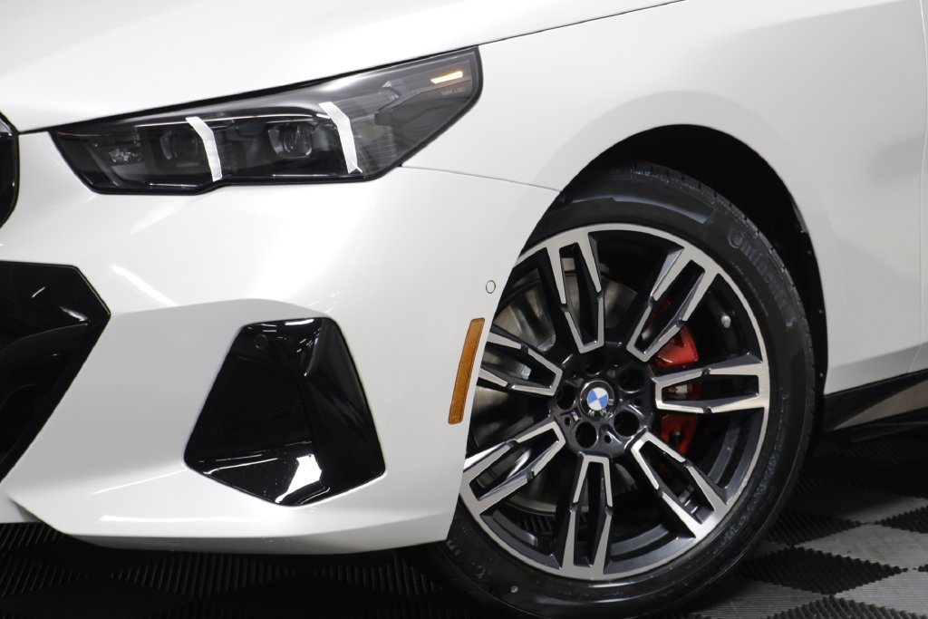 New 2027 Mineral White Metallic BMW 530i xDrive image 4