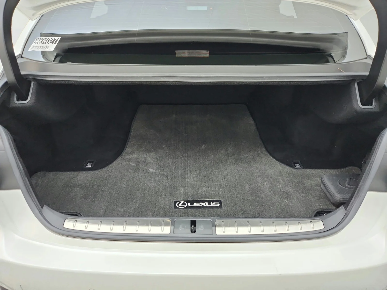 Used 2018 EMINENT WHITE Lexus LS 500 image 32