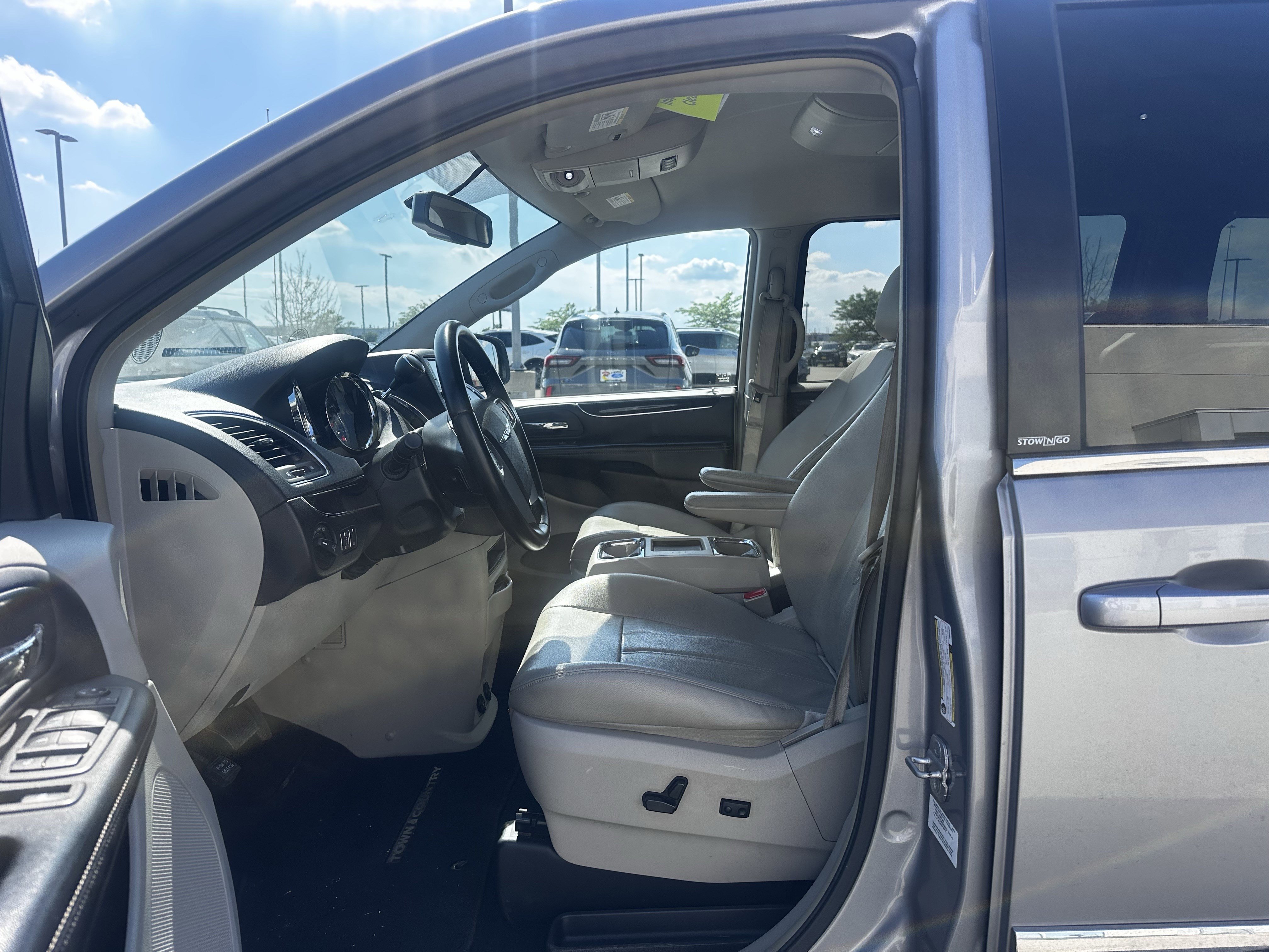 Used 2013 Billet Clearcoat Metallic Chrysler Touring image 7