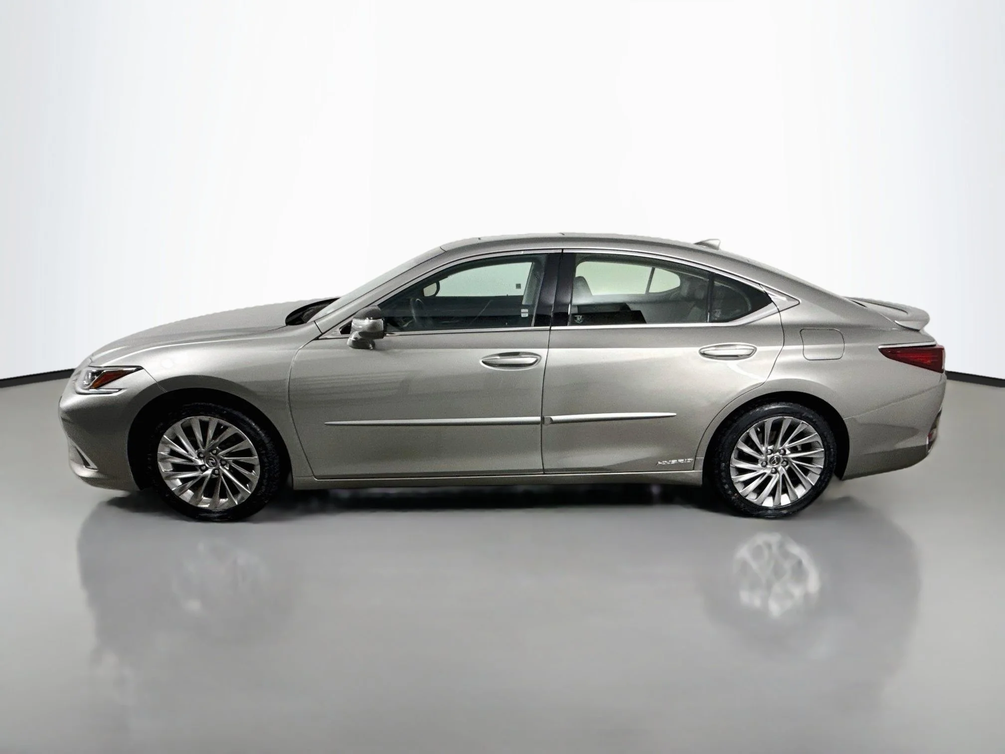 Used 2019 Silver Lexus 300h Luxury image 4
