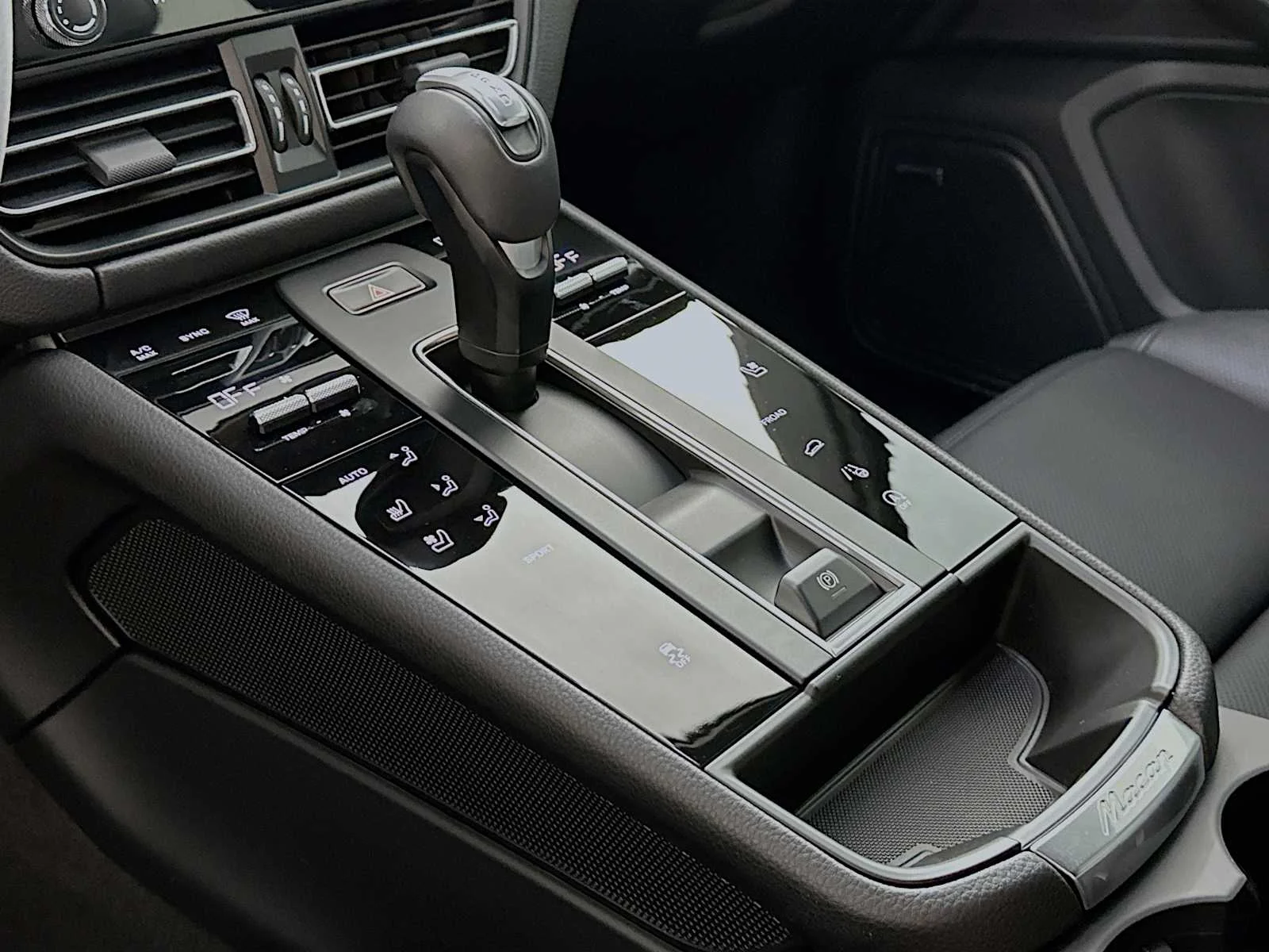 2025 Porsche Macan - Photo 21