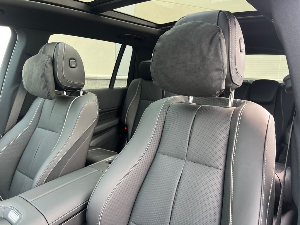 New 2026 MANUFAKTUR Moonlight White Metallic Mercedes-Benz GLS 450 image 15