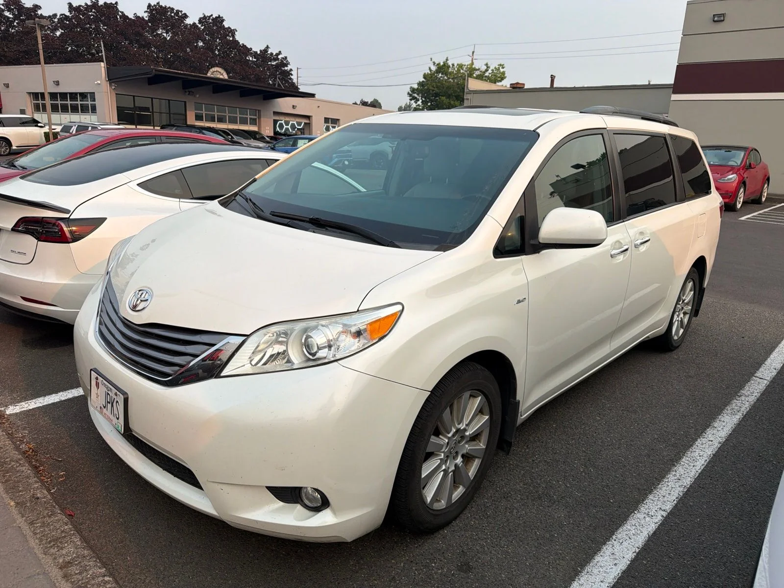 Used 2017  Toyota XLE Premium 7 Passenger image 1