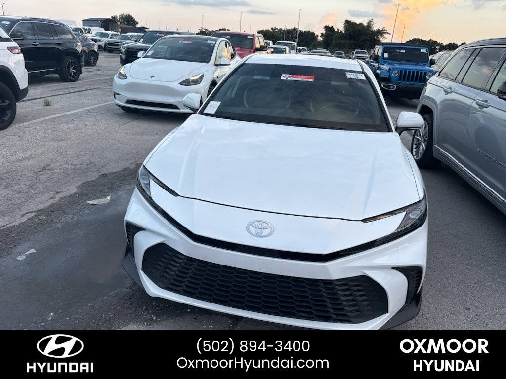 Used 2025 Ice Cap Toyota SE image 1