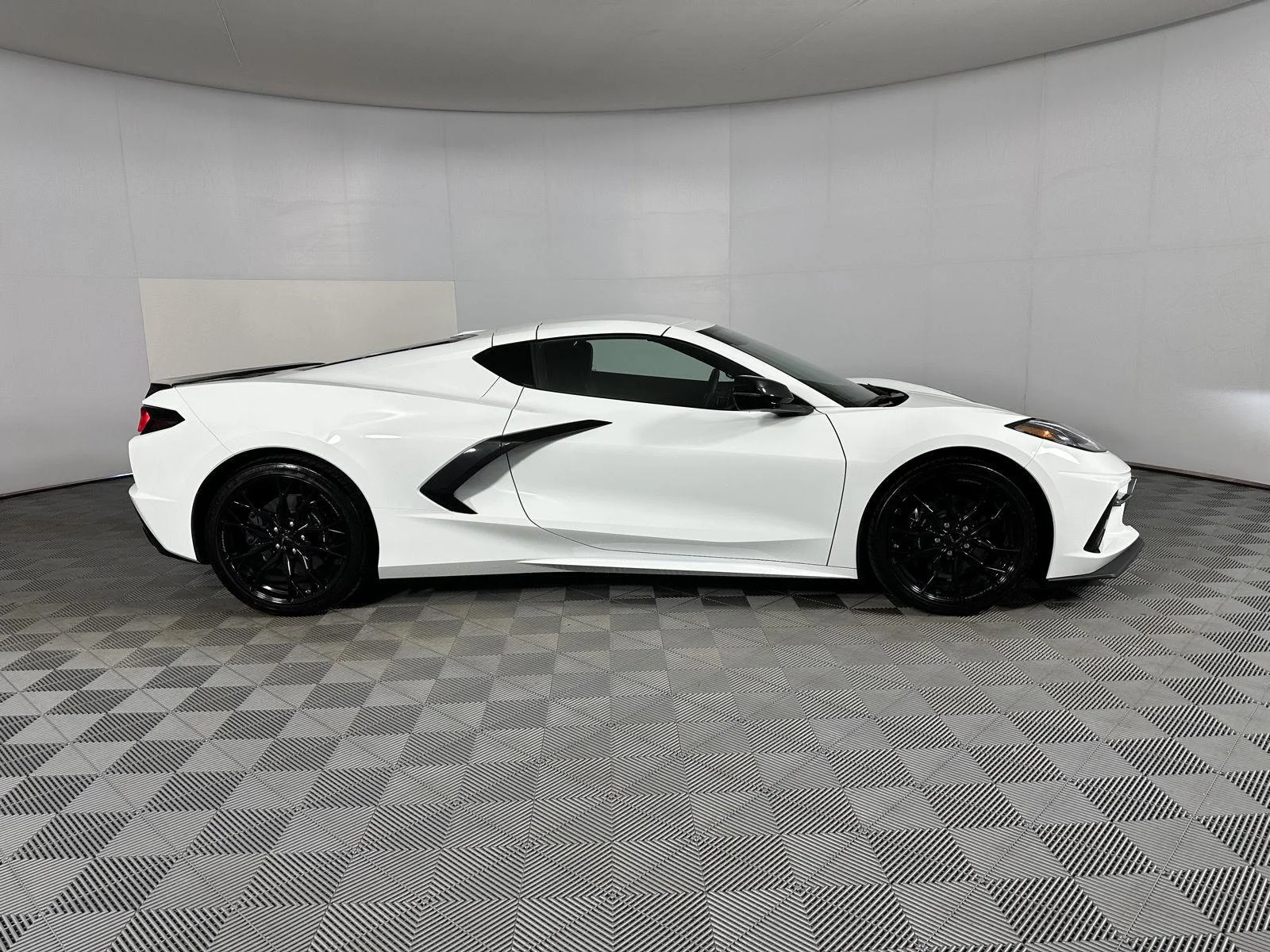 Used 2025 Arctic White Chevrolet 1LT image 3