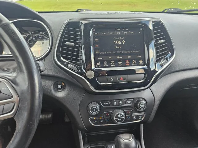 Used 2019 Silver Jeep Limited image 17