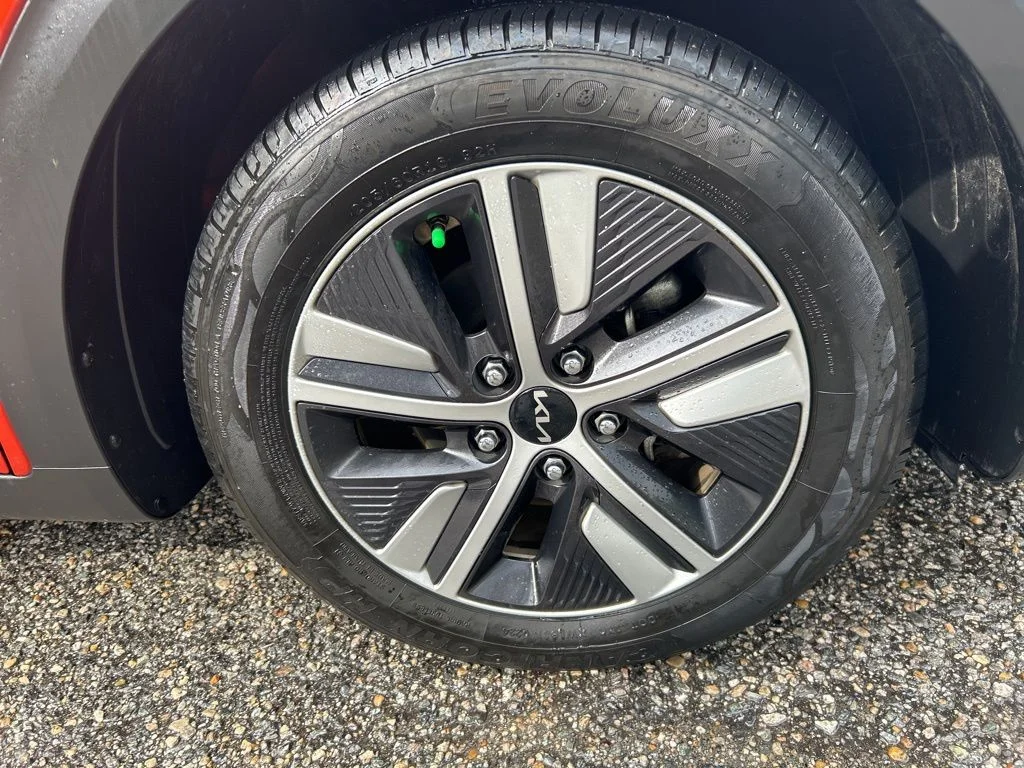 Used 2022 Orange Kia LXS image 26