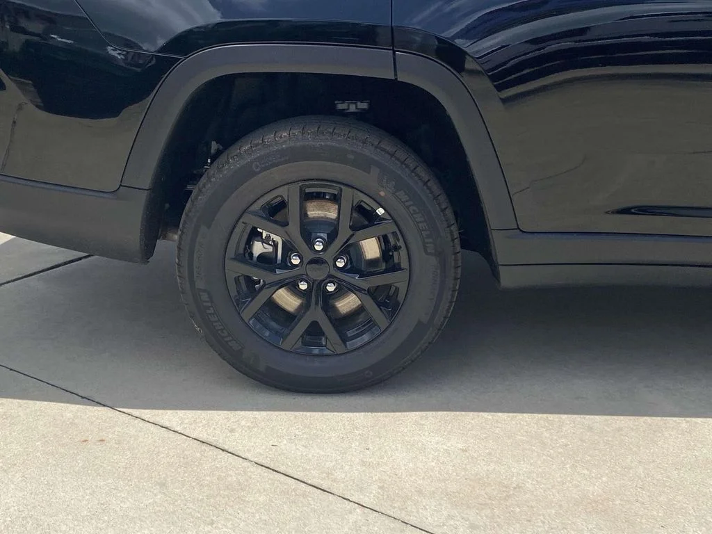 New 2026 Diamond Black Crystal Pearl-Coat Exterior Paint Jeep Laredo Altitude image 8