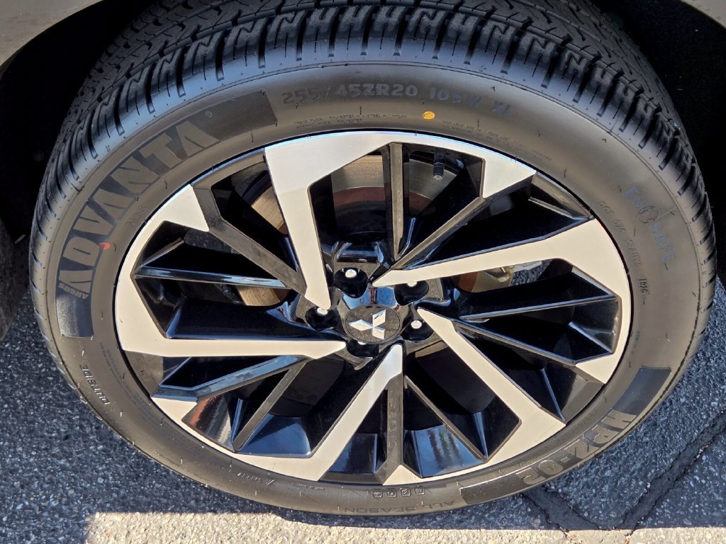 Used 2022  Mitsubishi  image 11