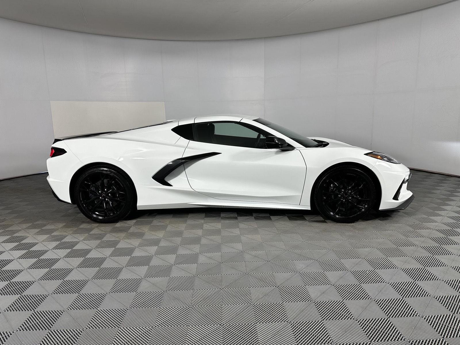 Used 2025 Arctic White Chevrolet 1LT image 3