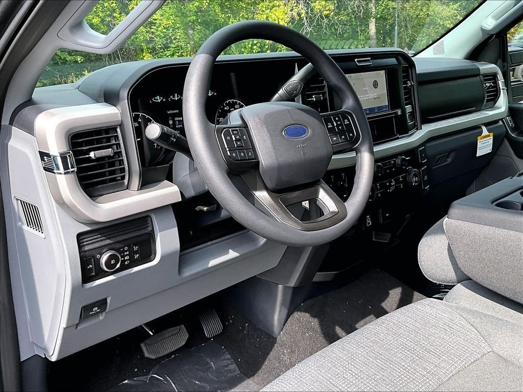 New 2026 Carbonized Gray Metallic Ford XLT image 7
