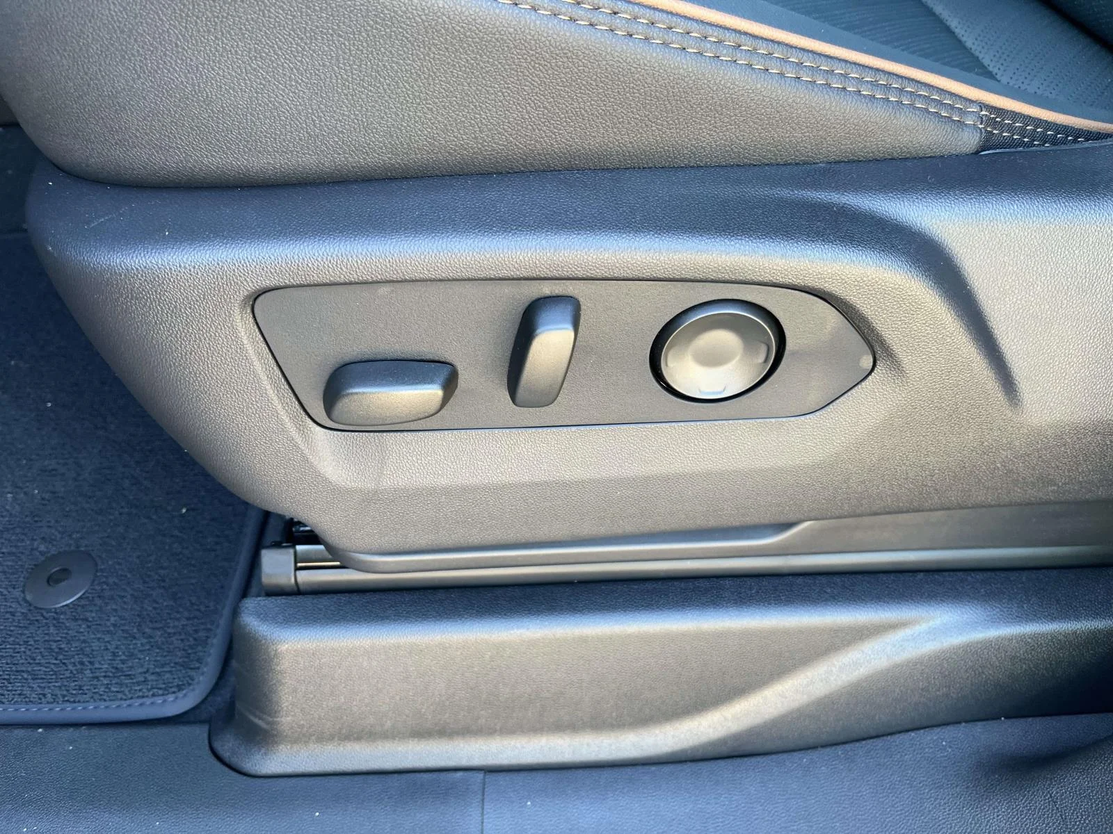 2026 GMC Yukon AT4 - Photo 14
