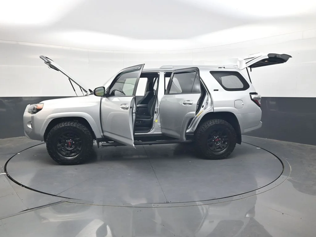 Used 2017 Classic Silver Metallic Toyota SR5 image 36