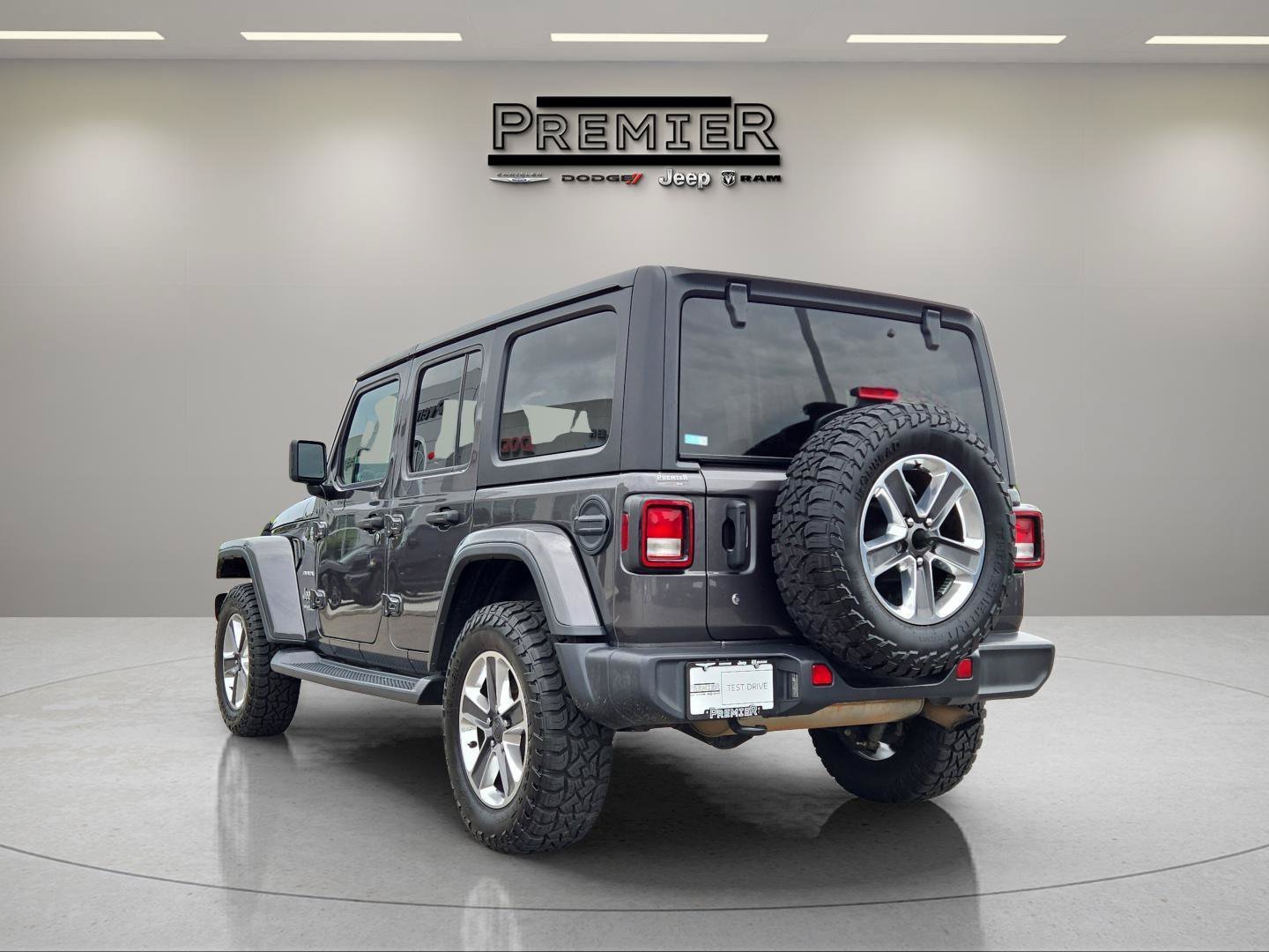 Used 2020 Gray Jeep Sahara image 11