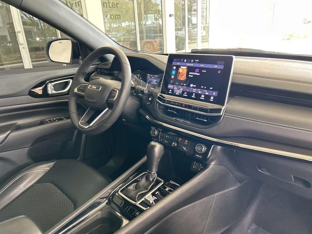 Used 2023 White Jeep Altitude image 22