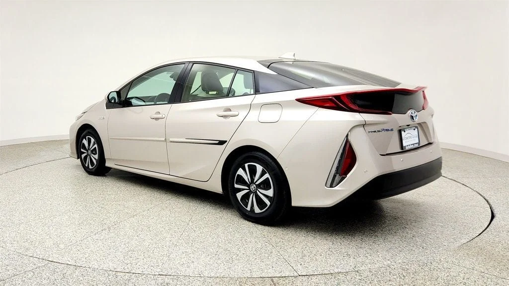 Used 2018 Titanium Glow Toyota Advanced image 7
