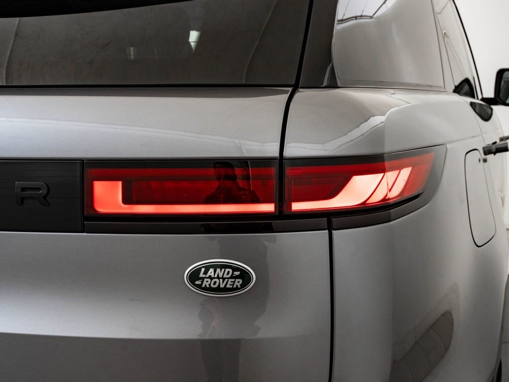 Used 2023 Gray Land Rover SE image 9