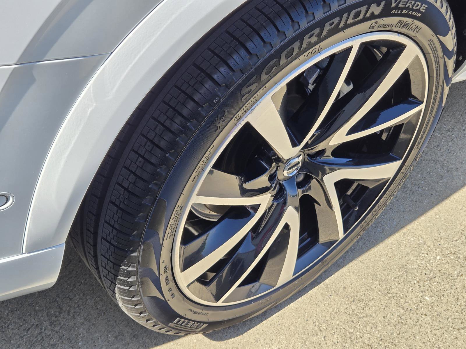 Used 2019 Crystal White Pearl Volvo Inscription image 10