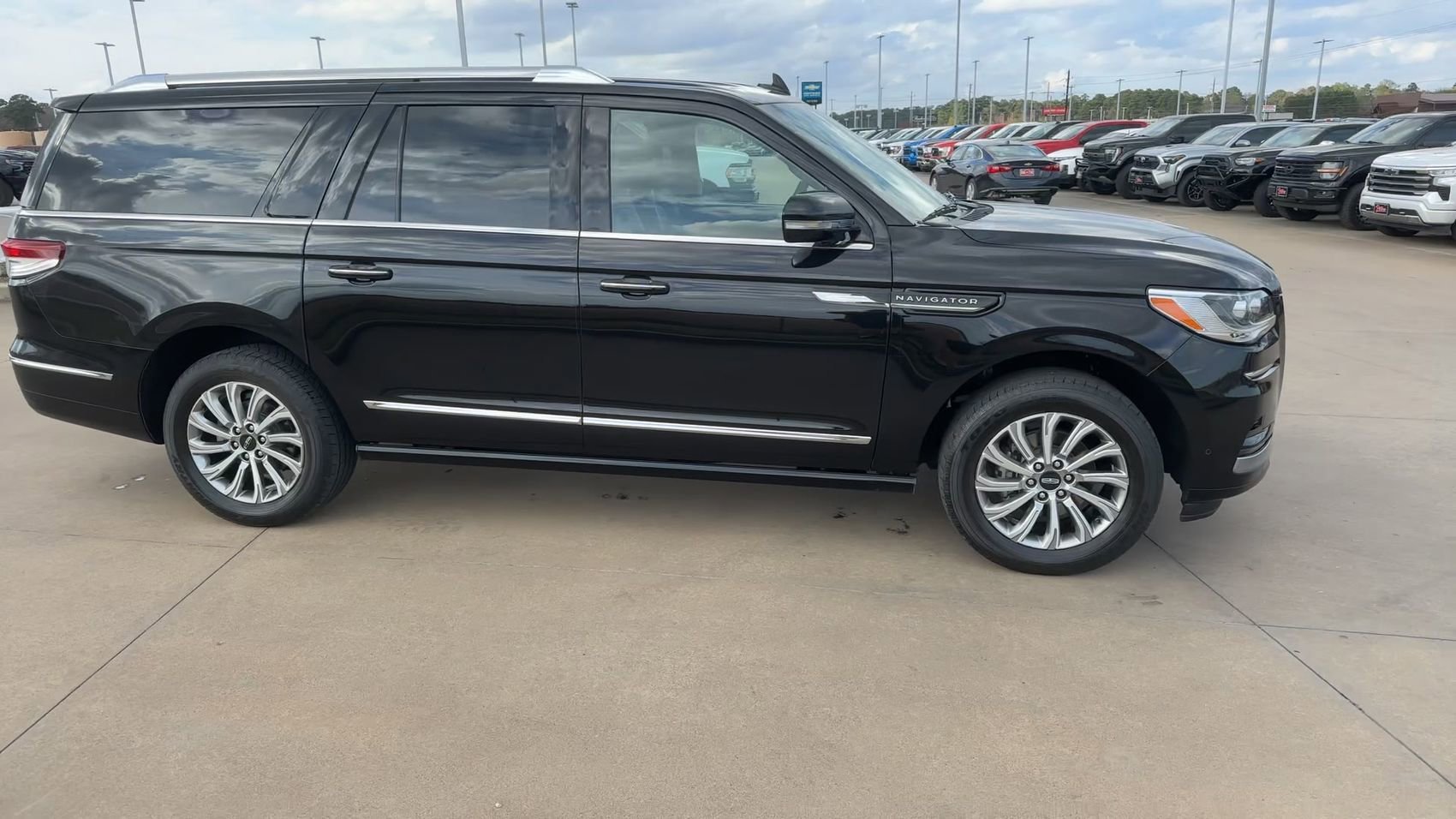 Used 2024 Black Metallic Lincoln Premiere image 9