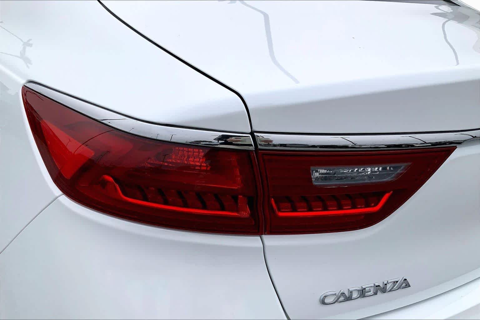 Used 2017 Snow White Pearl Kia Premium image 26
